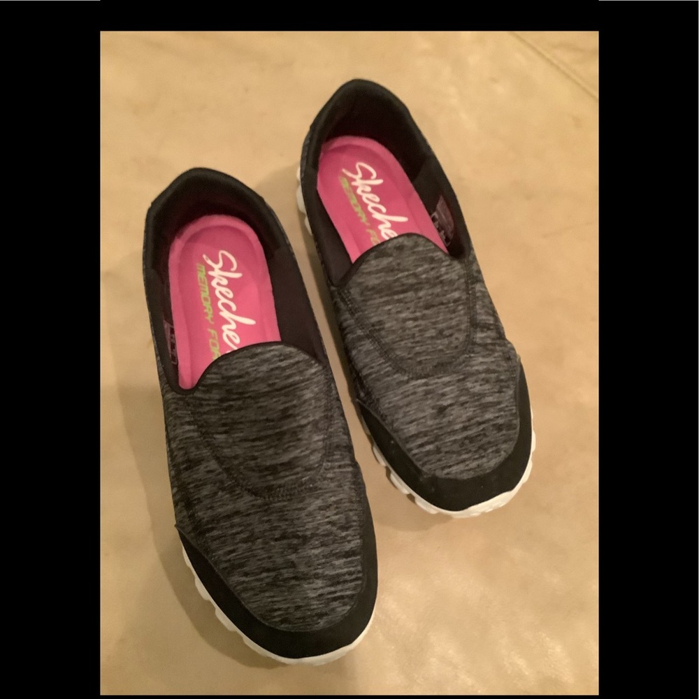 Skechers size 9 Memory Foam Shoes